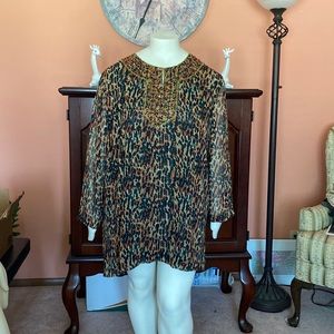 Blouse that would go perfect with your favorite black leggings.